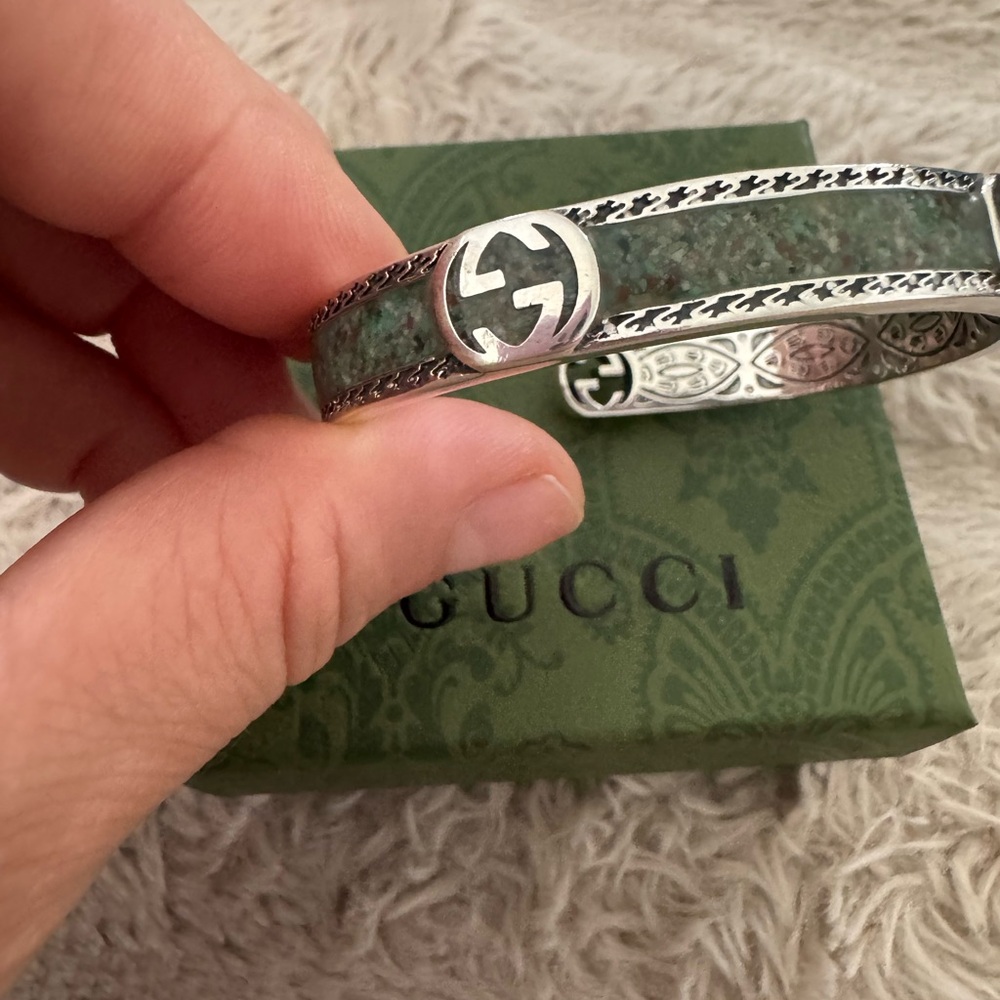 Gucci‎ Silver Cuff with Iconic Emblem Bracelet - Picture 3 of 8